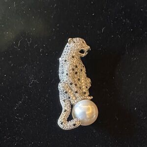Brooch  Silver tone Leopard crystals with Pearl Accent